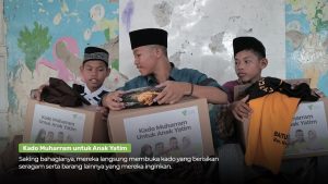 kado muharram untuk anak yatim, dompet dhuafa bagikan kado dan santunan