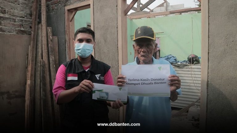 Salurkan Hasil Kebaikan Donatur, Dompet Dhuafa Banten Bantu Pembangunan Rumah Roboh di Kota Serang