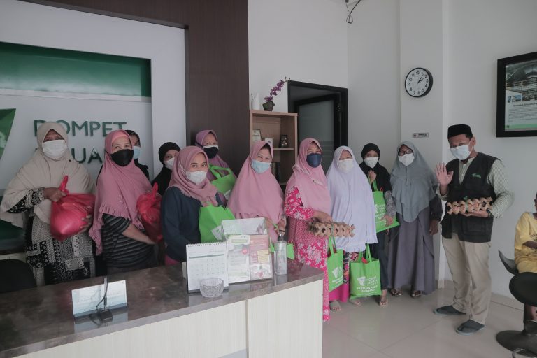 Dompet Dhuafa Banten Bagikan Sembako untuk Warga