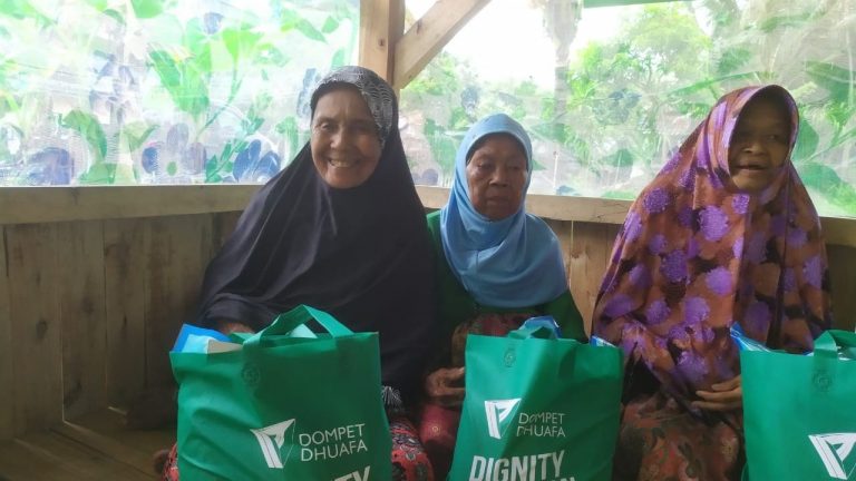 Dompet Dhuafa Banten Salurkan Bantuan untuk Lansia