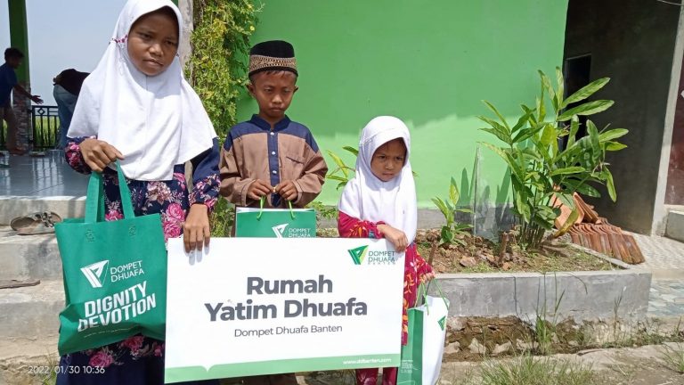 Dompet Dhuafa Berikan Santunan Kepada 30 Anak Yatim di Pelosok Pandeglang