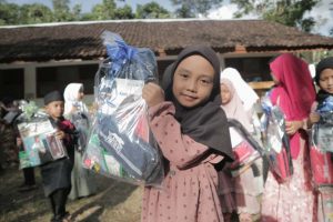 School Kit & Paket Makanan untuk Warga Kampung Pamundayan