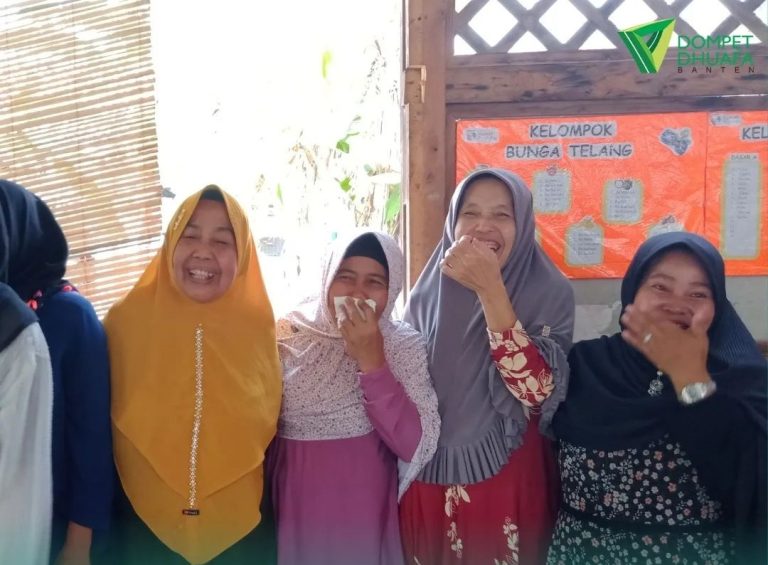 Tawa Riang Ibu-Ibu di Rumah Momong Menghiasi Kelas Parenting di Kp.Sukajaya, Kragilan, Serang, Banten