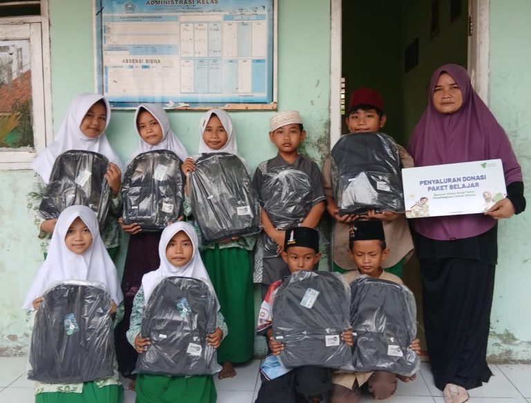 Dompet Dhuafa Banten Salurkan Paket Belajar untuk Anak-Anak di Rumah Quran Carenang